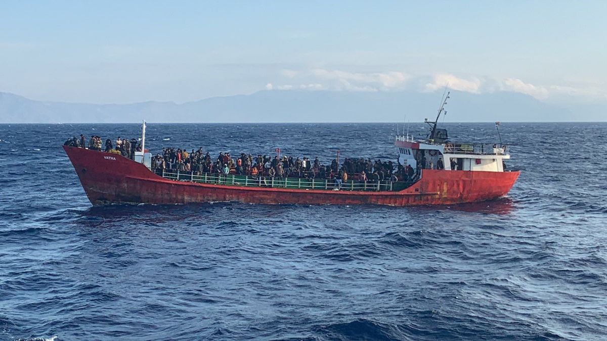 V Řecku nouzově zakotvila loď se 400 migranty. Řekové ji nechtěli přijmout